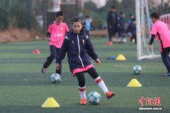 江西南昌：青少年冬季足球热 全民健身助力成长